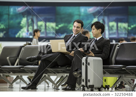 Businessmen waiting for boarding 32250488