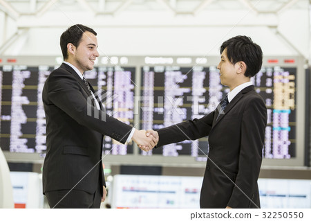 握手的商人在機場 握手的商人在機場 32250550