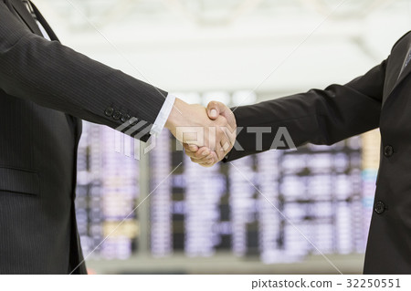 握手的商人在機場 握手的商人在機場 32250551