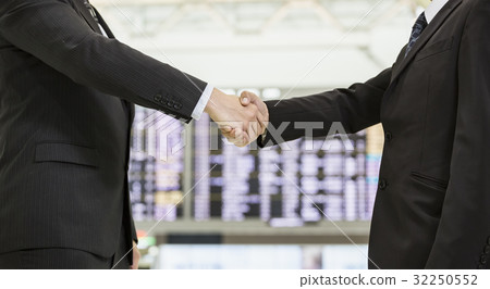 握手的商人在機場 握手的商人在機場 32250552
