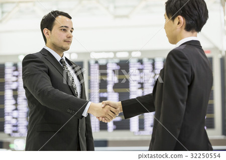 握手的商人在機場 32250554