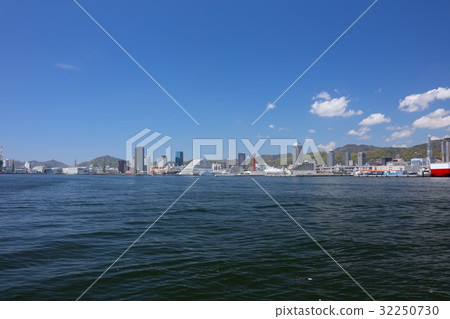 神戶港風景,神戶橋和新鮮的綠色六甲山(來自港島北公園)/兵庫縣神戶市 神戶港風景,神戶橋和新鮮的綠色六甲山(來自港島北公園)/兵庫縣神戶市 32250730