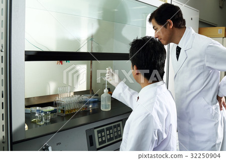 研究員的草案室 32250904