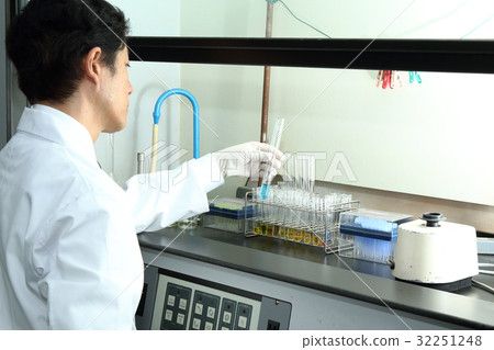 研究員的草案室 32251248