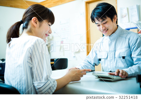 Mechanic woman customer service 32251418
