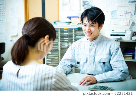 Mechanic woman customer service 32251421