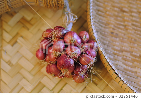 The onion is not bamboo weave The onion is not bamboo weave 32251440