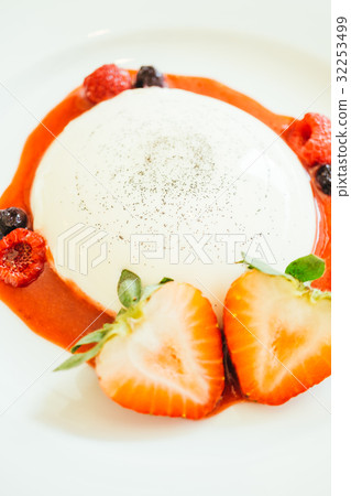Panna cotta with strawberry and rasberry Panna cotta with strawberry and rasberry 32253499