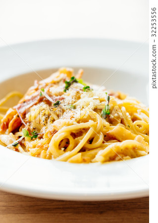 Spaghetti carbonara Spaghetti carbonara 32253556