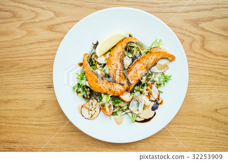 Grilled salmon fillet meat with vegetable salad Grilled salmon fillet meat with vegetable salad 32253909