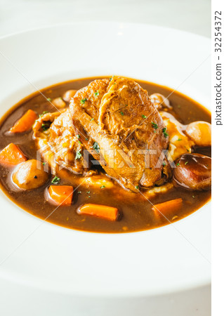 Roast chicken with red wine sauce Roast chicken with red wine sauce 32254372