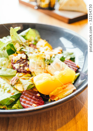 Beetroot with vegetable salad Beetroot with vegetable salad 32254730