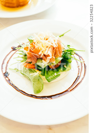 Pancake with rocket salad 32254823