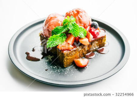 圖庫照片: sweet dessert with honey toast with strawberry and jam