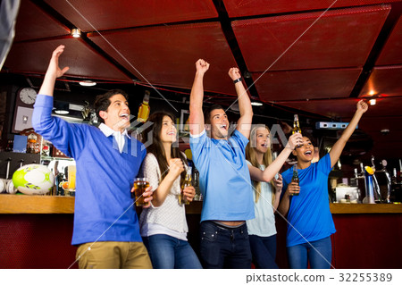 Smiling friends having fun Smiling friends having fun 32255389
