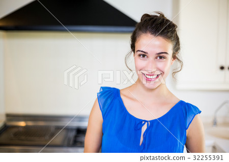 Portrait of young woman smiling Portrait of young woman smiling 32255391