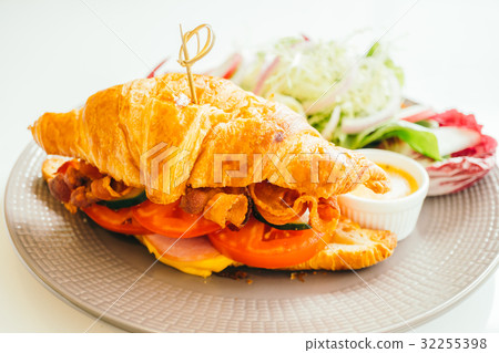 Croissant sandwich Croissant sandwich 32255398