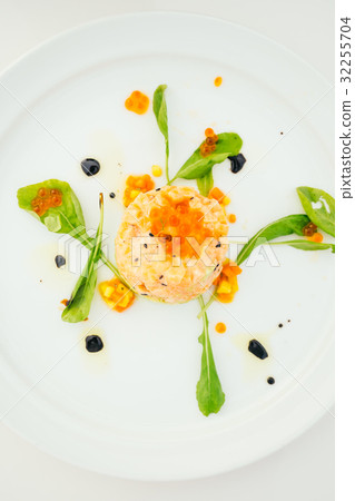 Salmon tartare 32255704