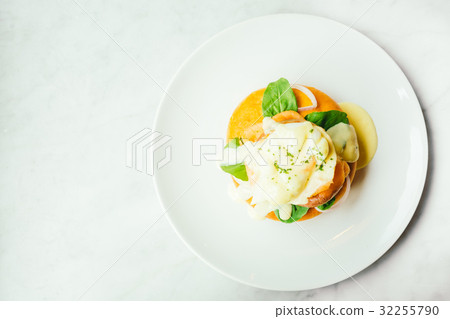 Donut bread with smoked salmon and egg benedict Donut bread with smoked salmon and egg benedict 32255790