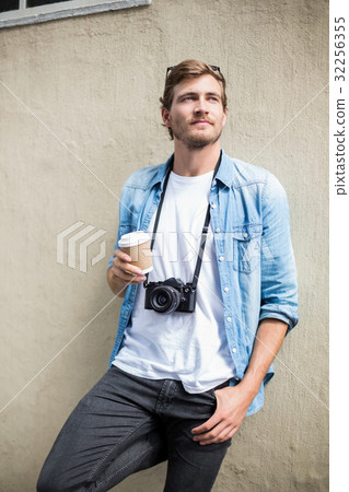 Man holding disposable cup 32256355