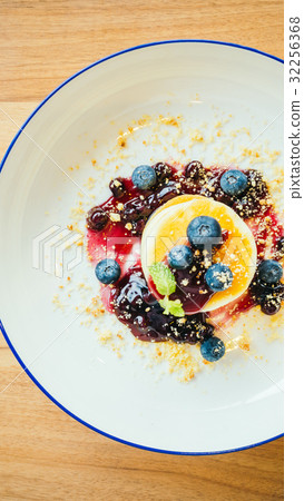 Pancakes with blueberry 32256368