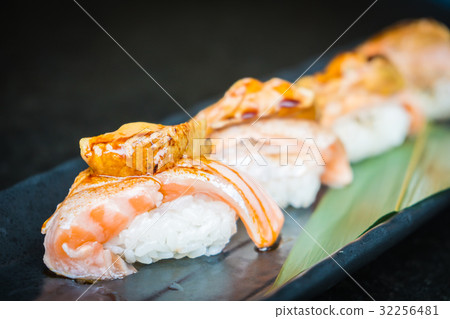 Salmon sushi Salmon sushi 32256481