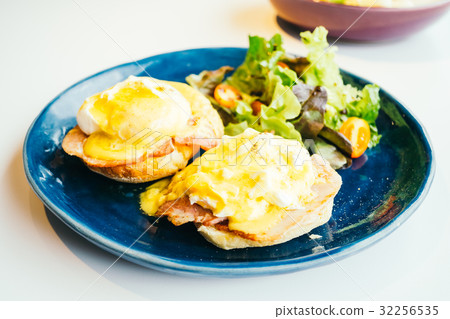 Eggs benedict with ham and sauce on top 32256535