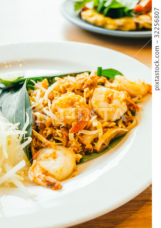 Pad thai noodles 32256807