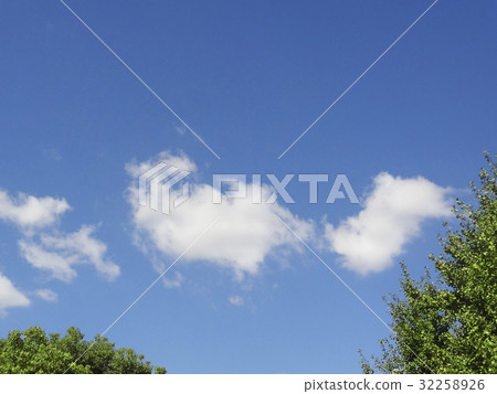 White clouds and blue sky White clouds and blue sky 32258926