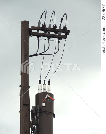 在電線埋葬的起點的電報桿 32259677