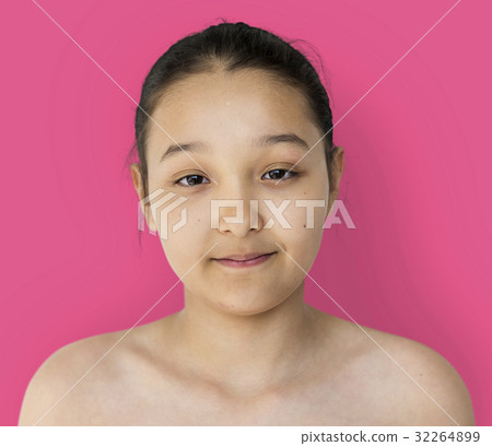 Little girl smiling bare chest studio portrait Little girl smiling bare chest studio portrait 32264899