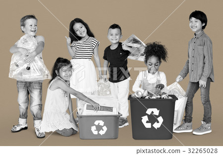 Diverse Group Of Kids Recycling Garbage 32265028