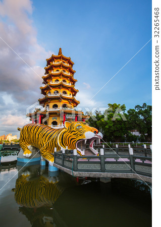 台灣高雄左營蓮池潭Asia Taiwan Kaohsiung Lake 台灣高雄左營蓮池潭Asia Taiwan Kaohsiung Lake 32265468