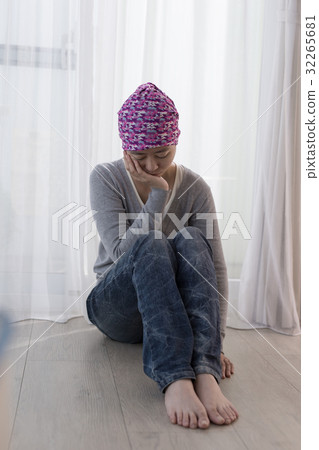 poor cancer woman 32265681