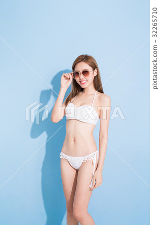 woman smile happily 32265710