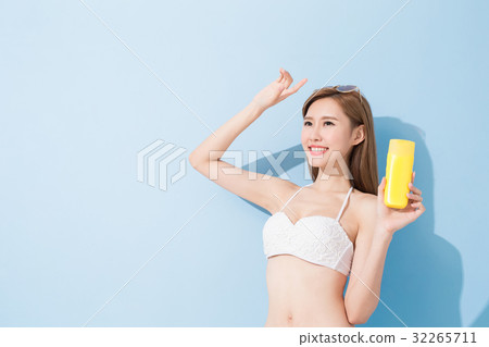 woman take sunscreen woman take sunscreen 32265711