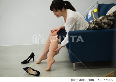 Swelling in the legs Young women 32266009