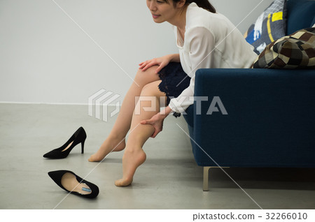 Swelling in the legs Young women 32266010