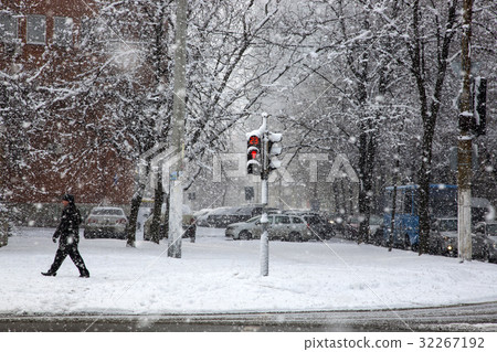 Winter cityscape with heavy snowfall Winter cityscape with heavy snowfall 32267192