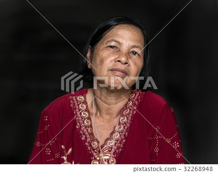 Close up senior thai woman portrait Close up senior thai woman portrait 32268948