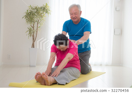Stretch senior couple Stretch senior couple 32270456