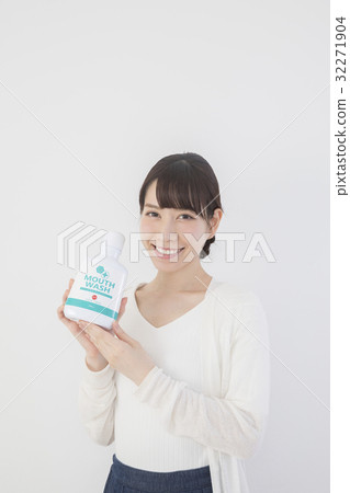 Female dental image with mouthwash Female dental image with mouthwash 32271904