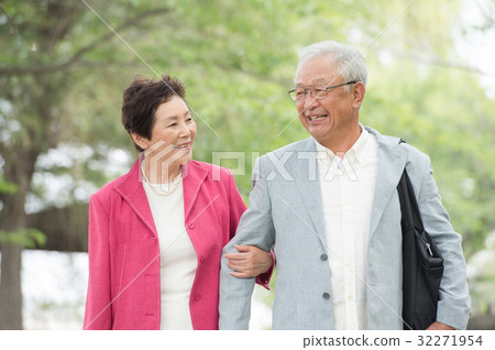 走在胳膊的資深夫婦 走在胳膊的資深夫婦 32271954