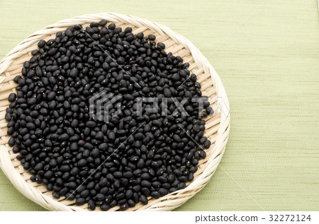 Black bean (cowpea) in Okinawa Miyakojima Black bean (cowpea) in Okinawa Miyakojima 32272124