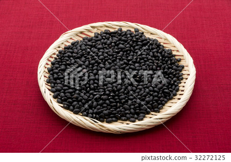 Black bean (cowpea) in Okinawa Miyakojima Black bean (cowpea) in Okinawa Miyakojima 32272125