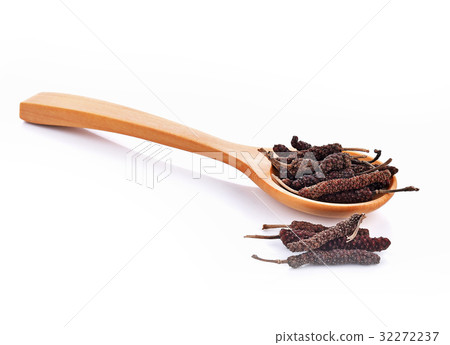Long Pepper dry in spoon on white background 32272237