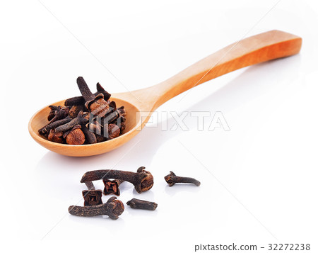 Dried cloves spoon on white background 32272238