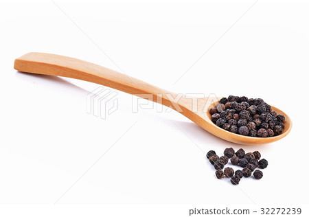 black pepper , spoon on white background 32272239