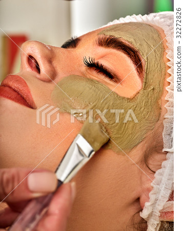 Mud facial mask of woman in spa salon. Face 32272826