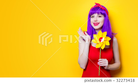 girl with pinwheel toy 32273418